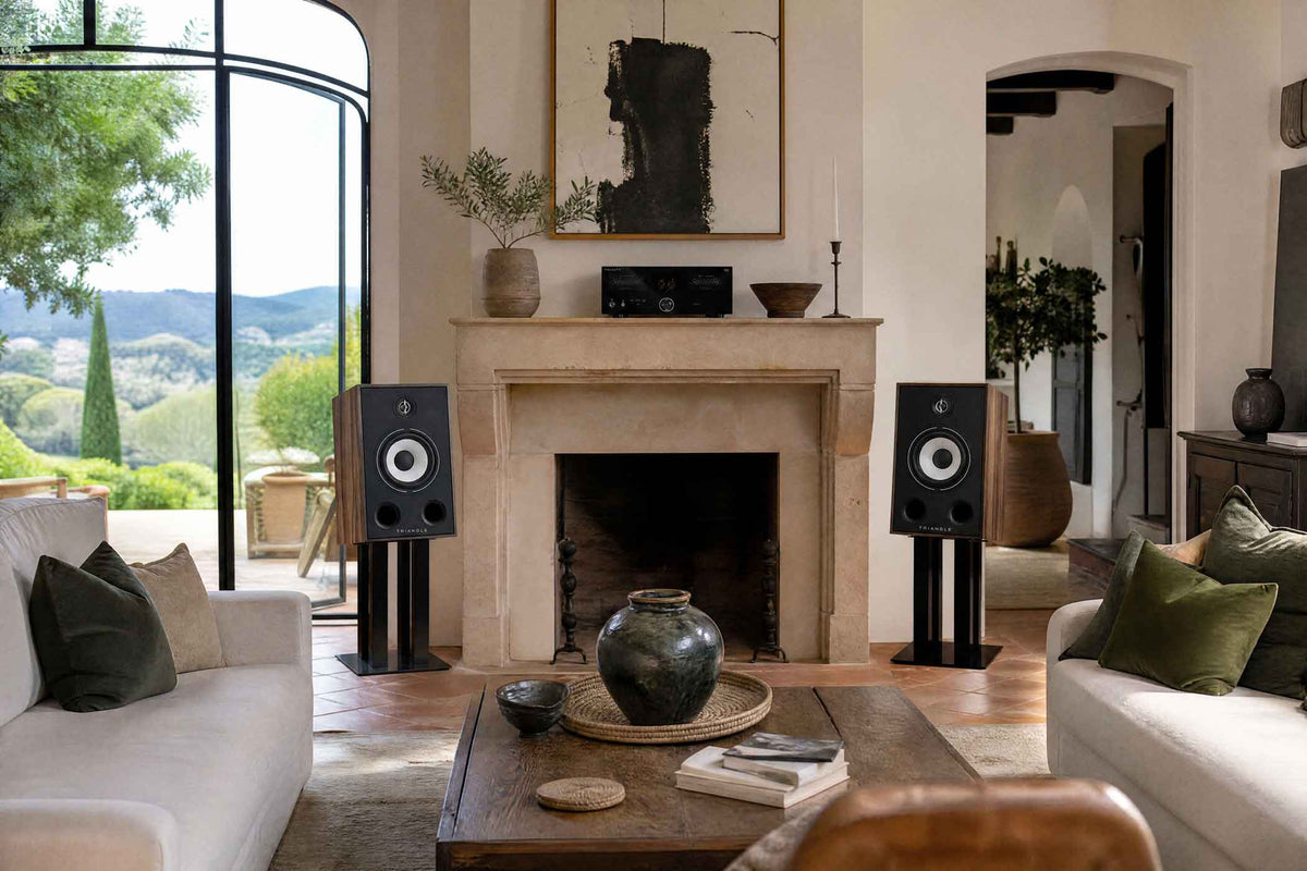A beautiful Southern French living room with Triangle Borea BR05 speakers